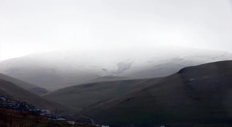 Ardahan'ın yüksek kesimlerine kar yağdı