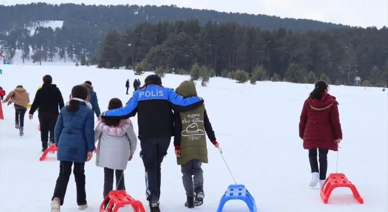 Ardahanlı öğrenciler Yalnızçam Kayak Merkezi'nde kızakla kayarak eğlendi