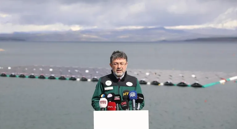 Bakan Yumaklı, Elazığ'da kurulan Türkiye'nin ilk yüzer güneş enerjisi santralini inceledi