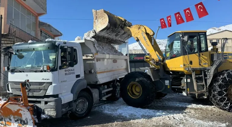 Başkale'de karlar kamyonlarla ilçe dışına taşınıyor