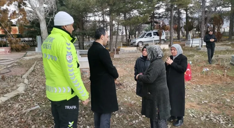 Baskil Kaymakamı Kundakçı, depremde hayatını kaybedenlerin mezarlarını ziyaret etti