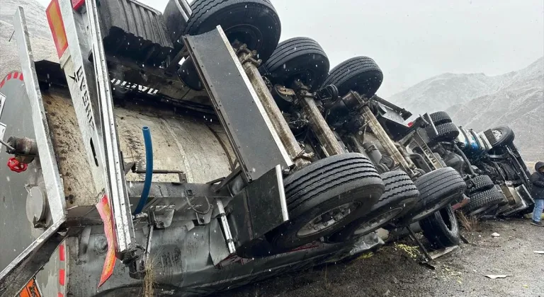 BBP Genel Başkanı Destici, Erzurum'da kazada yaralanan tır sürücüne yardım etti