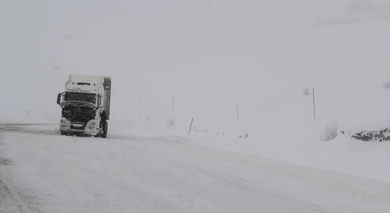 Bingöl-Erzurum kara yolu kar ve tipi nedeniyle tır trafiğine kapatıldı