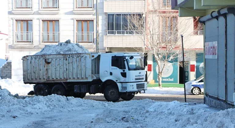 Bingöl Karlıova'da biriken kar ilçe dışına taşınıyor