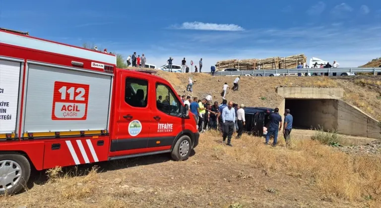 Bingöl'de devrilen otomobilin sürücüsü yaralandı