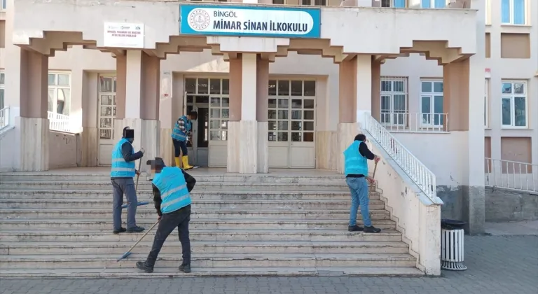 Bingöl'de hükümlüler okullarda temizlik ve bakım çalışması yaptı