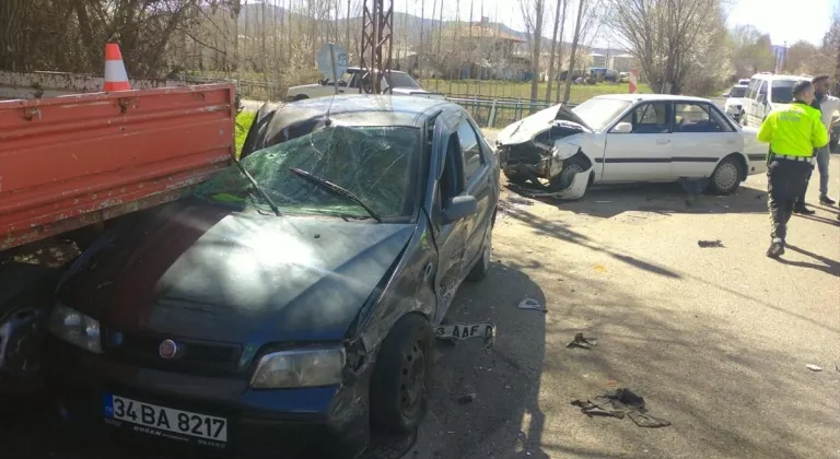 Bingöl'de iki otomobilin çarpıştığı kazada 6 kişi yaralandı