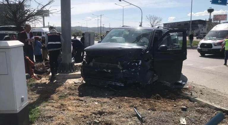 Bingöl'de minibüs ile hafif ticari araç çarpıştı 15 kişi yaralandı