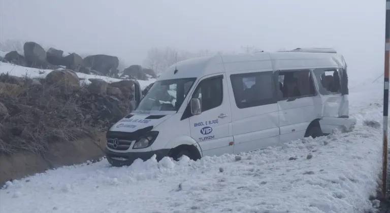 Bingöl'de minibüs ile hafif ticari aracın çarpıştığı kazada 7 kişi yaralandı