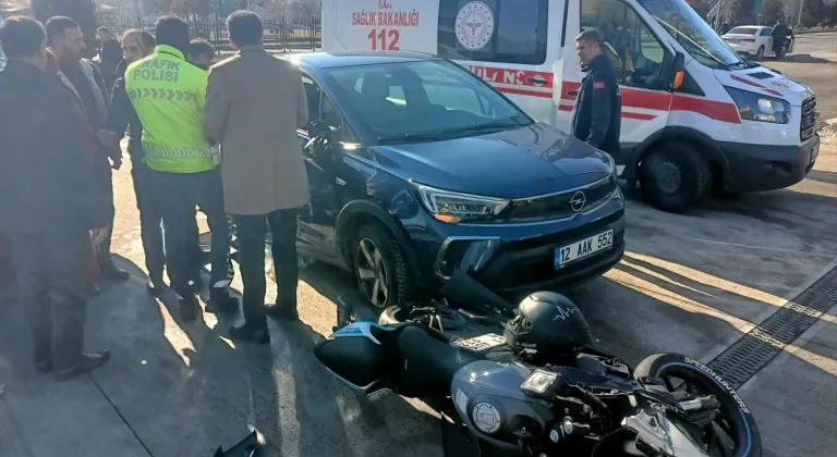 Bingöl'de motosikletin otomobille çarpışma anı güvenlik kamerasında