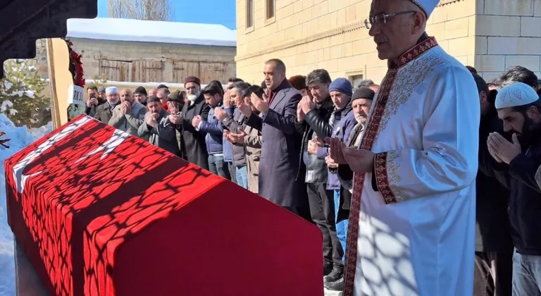 Bingöl'de otobüs kazasında hayatını kaybeden sözleşmeli erin cenazesi Erzurum'da defnedildi