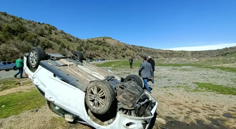 Bingöl'de takla atan otomobildeki 2 kişi yaralandı