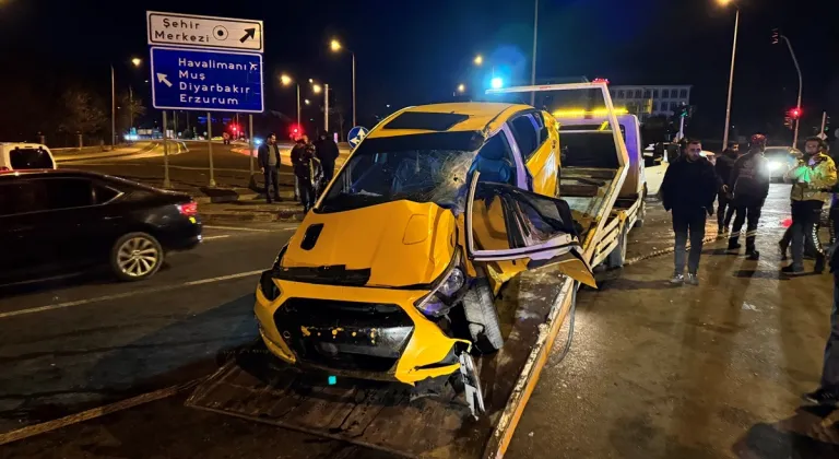 Bingöl'de yolcu otobüsü ile taksinin çarpıştığı kazada 4 kişi yaralandı