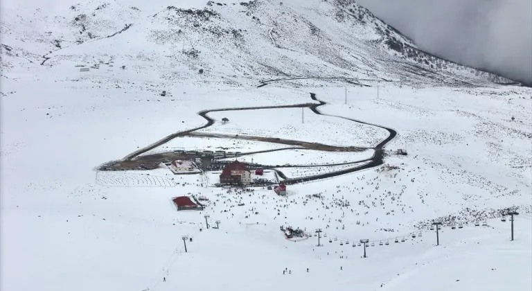 Bingöl'deki fotoğrafçılık maratonunda Hesarek'teki paraşüt ve kayak gösterisi görüntülendi