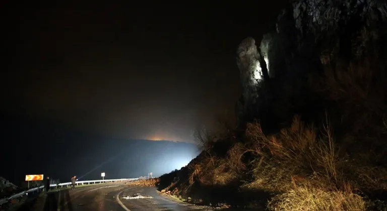 Bitlis-Baykan kara yolunda heyelan