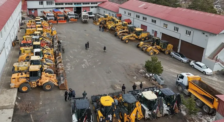 Bitlis Belediye Başkanı Tanğlay, karla mücadelede kullanılan araçları inceledi