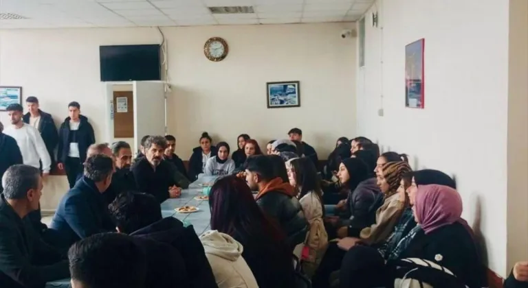 Bitlis Eren Üniversitesi Rektörü Elmastaş, Adilcevaz'da öğrencilerle buluştu