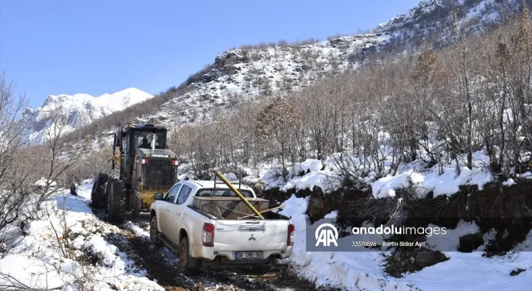 Bitlis'te elektrik arıza ekibinin çamura saplanan aracı iş makinesiyle çıkarıldı