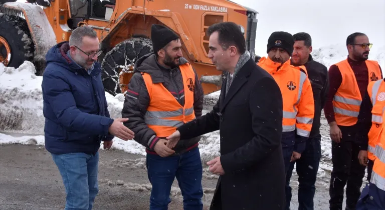 Bitlis Valisi Karakaya'dan karla mücadele ekiplerine tatlı ikramı