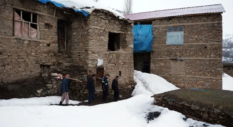 Bitlis'in toprak damlarında köylülerin kar mesaisi