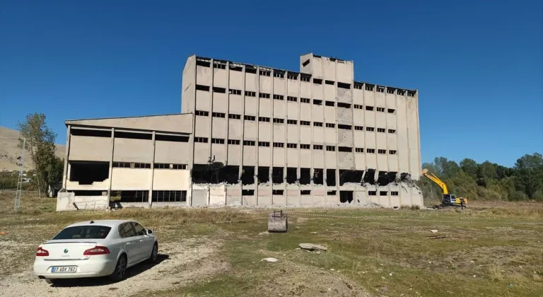 Bitlis'te atıl durumdaki 6 katlı binanın yıkımı yapıldı