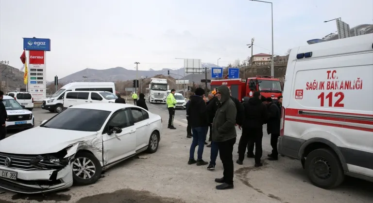 Bitlis'te banka para nakil aracıyla otomobil çarpıştı, 3 kişi yaralandı