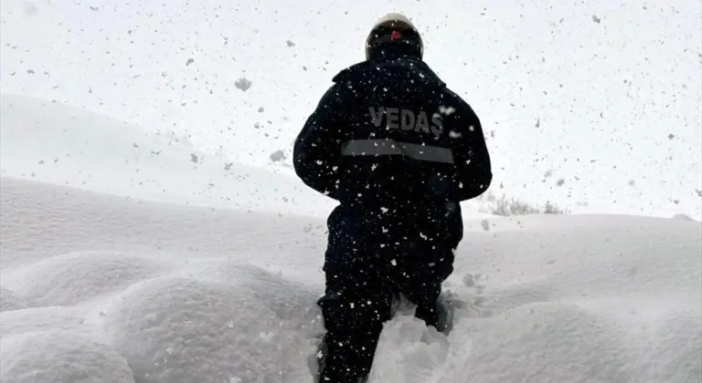 Bitlis'te elektrik arıza ekipleri, zorlu şartlarda kesintilere müdahale ediyor