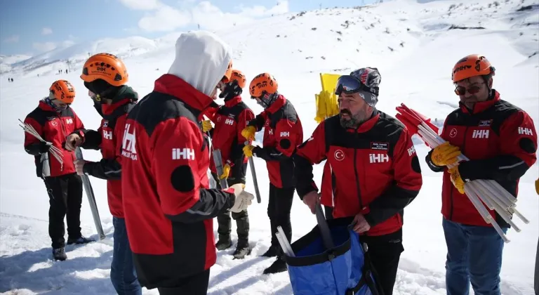 Bitlis'te gönüllülere karla kaplı arazide çığ eğitimi veriliyor