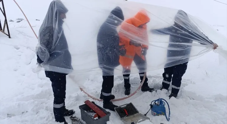 Bitlis'te hasar gören enerji nakil hatları ekiplerin zorlu çalışmasıyla onarıldı