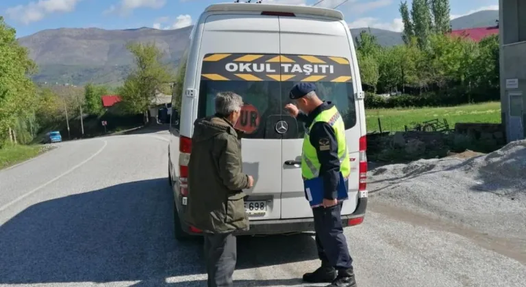 Bitlis'te jandarma ekipleri öğrenci servislerini denetledi