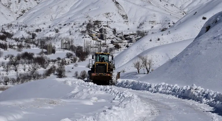 Bitlis'te kapalı 49 köy yolunun ulaşıma açılması için çalışmalar sürüyor