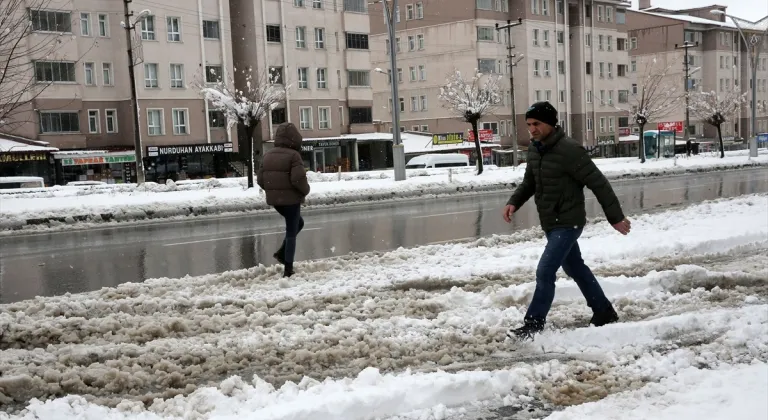 Bitlis'te kar nedeniyle 80 köy yolu ulaşıma kapandı