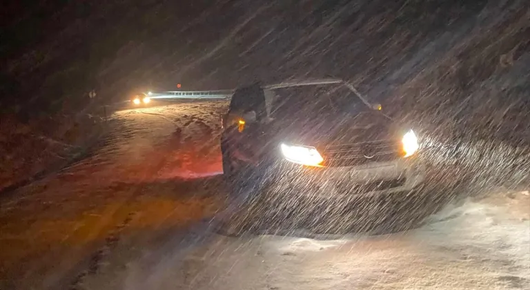 Bitlis'te kar nedeniyle araçlarıyla yolda mahsur kalan vatandaşları ekipler kurtardı