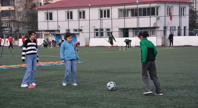 Bitlis'te kız futbol takımı, Türkiye şampiyonluğunu hedefliyor