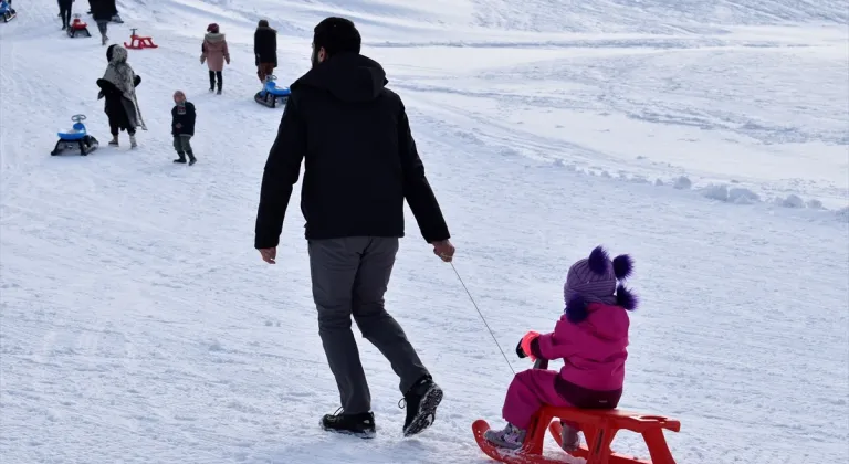 Bitlis'te koruma altındaki çocuklar kayak keyfi yaptı