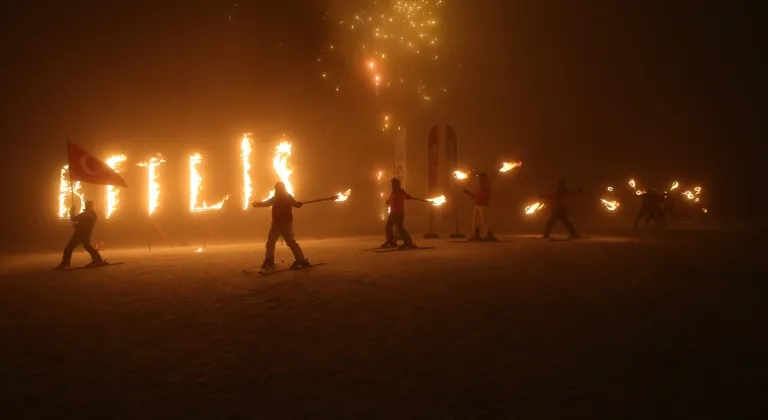 Bitlis’te Geleneksel Meşaleli Kayak Gösterisi Şöleni