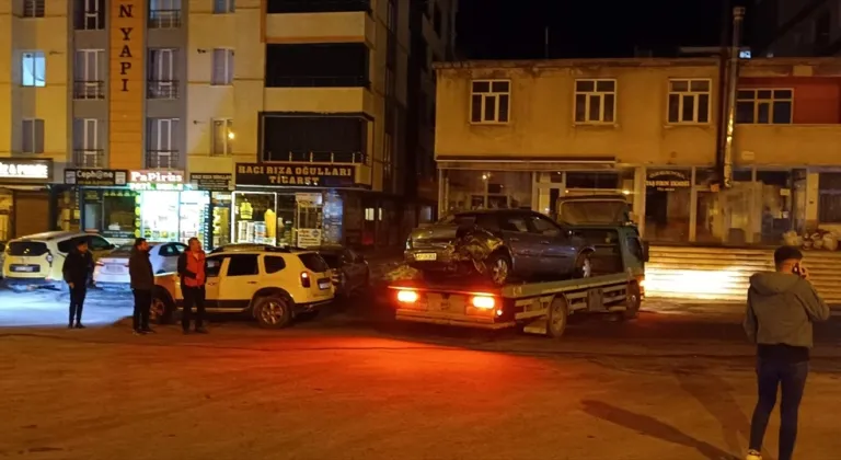 Bitlis'te üç aracın karıştığı trafik kazasında 4 kişi yaralandı