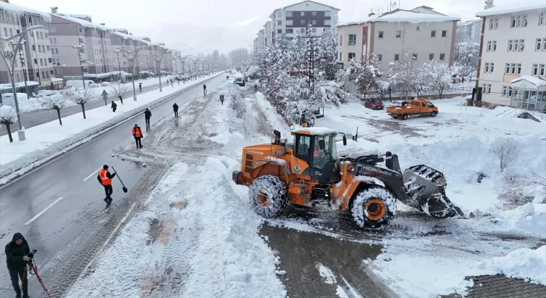 Bitlis'te yol açma çalışmaları sürüyor