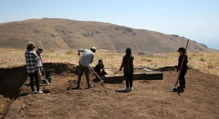 Bitlis'teki Urartu kalesinde yeni buluntular ortaya çıkarıldı