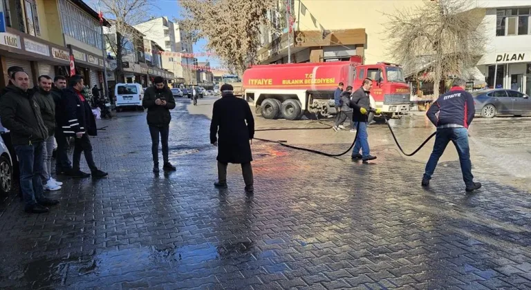 Bulanık'ta cadde ve sokaklar tazyikli suyla yıkandı