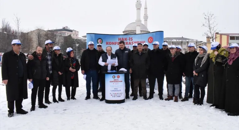 Bulanık'ta işten çıkarılan belediye çalışanları görevlerine dönmek istiyor