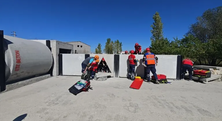 Çevre illerin UMKE ekipleri Iğdır'da enkazda arama kurtarma tatbikatı yaptı