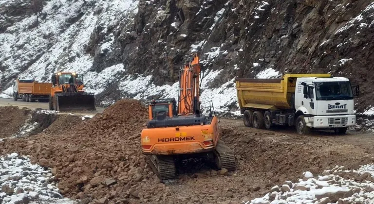 Çığ nedeniyle kapanan Çatak-Pervari kara yolu açıldı