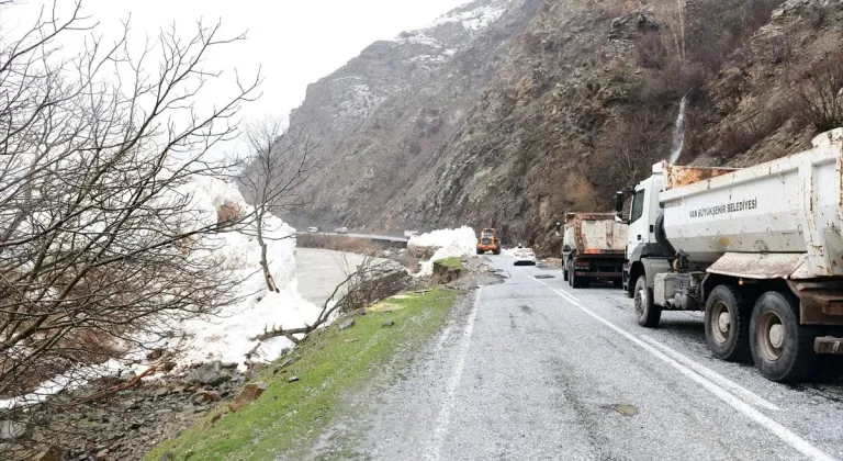 Çığ nedeniyle kapanan Van-Çatak kara yolu açıldı