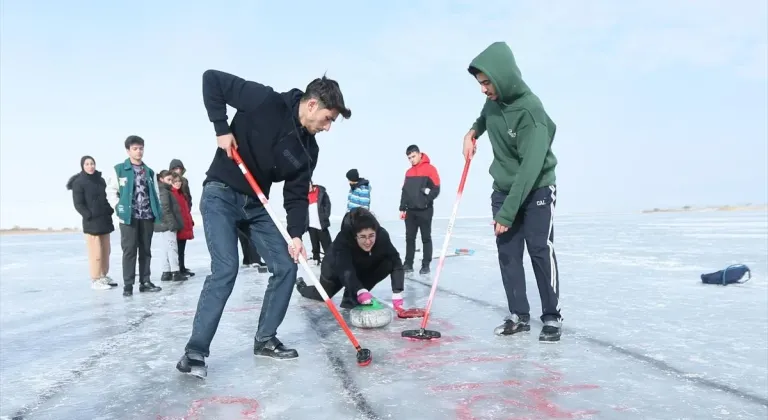 Çıldır Gölü'nün buzla kaplı yüzeyi curling sporcuları için antrenman alanı oldu