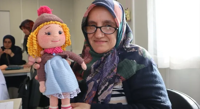 Depremzede kadınlar amigurumi bebek üreterek afetin etkisinden uzaklaşıyor