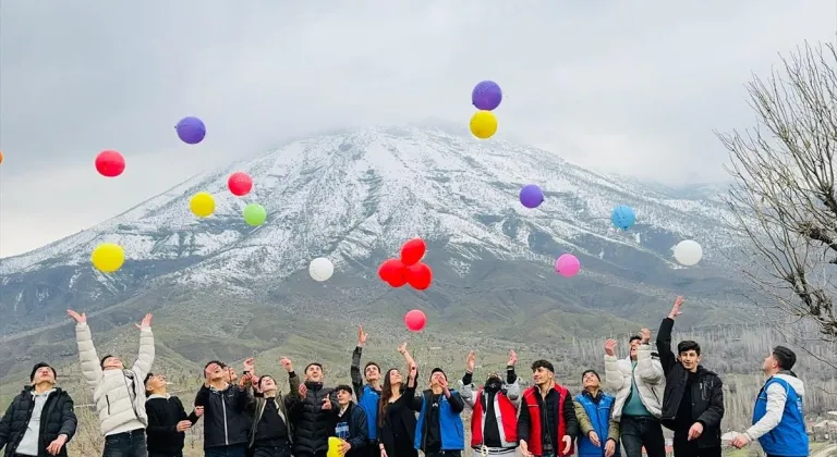 Derecik'te gençler depremlerde hayatını kaybeden öğretmenler için gökyüzüne balon bıraktı