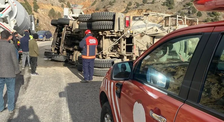 Doğanşehir’de devrilen beton mikserinin sürücüsü yaralandı