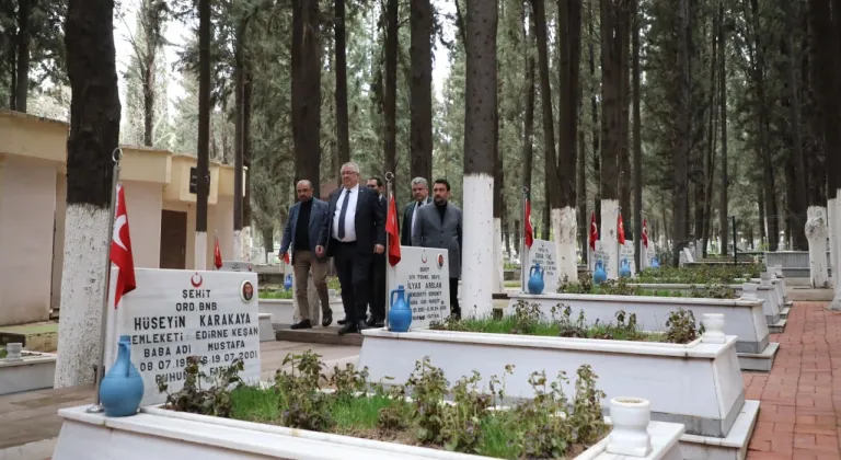 Edremit Belediyesi, şehitliklerde bakım çalışması sürdürüyor