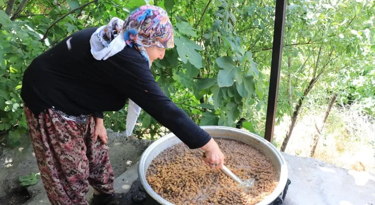 Eğin dutunun pekmeze yolculuğu için kazanlar yakıldı